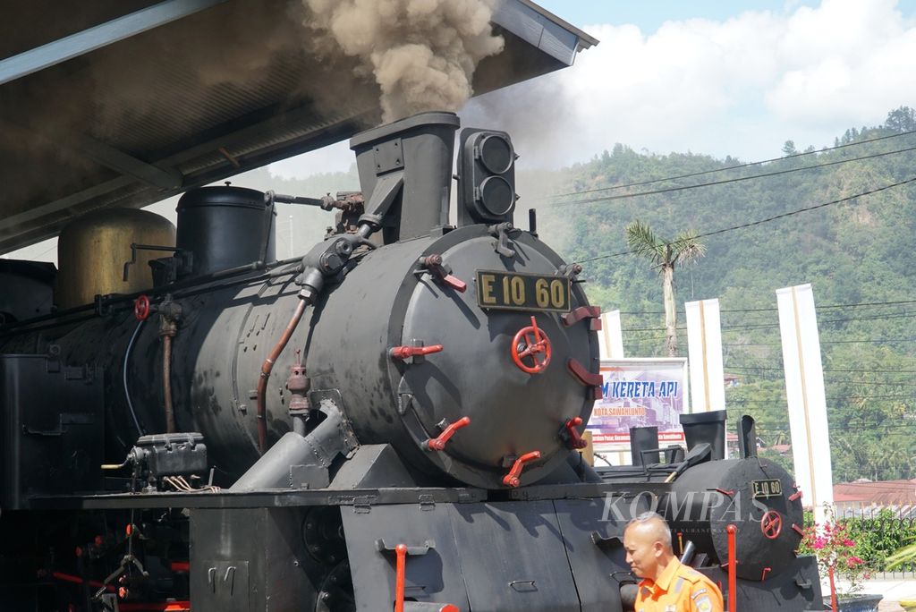 Kereta api uap Mak Itam bersiap-siap untuk perjalanan perdana saat diresmikan untuk beroperasi kembali di Stasiun Sawahlunto, Kelurahan Pasar, Kecamatan Lembah Segar, Kota Sawahlunto, Sumatera Barat, Selasa (20/12/2022). 
