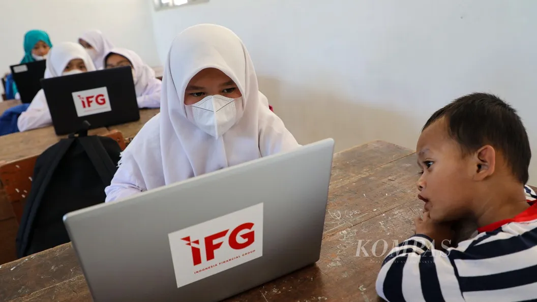 Siswa SD Negeri Malasari 01 mengoperasikan komputer jinjing atau laptop di ruang kelas di Desa Malasari, Kecamatan Nanggung, Bogor, Jawa Barat, Sabtu (9/4/2022). Pemerataan konektivitas digital bagi siswa sekolah sebenarnya bisa menjadi salah satu cara dalam memangkas kesenjangan kualitas pendidikan. KOMPAS/HERU SRI KUMORO 09-04-2022