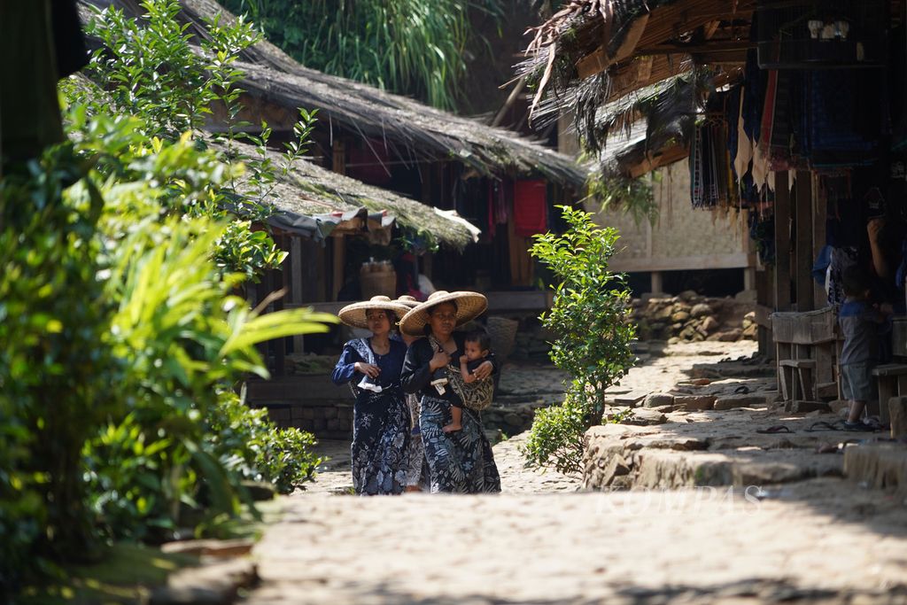 Aktivitas masyarakat Baduy di Desa Bojong Menteng, Luewidamar, Kabupaten Lebak, Banten, Sabtu (30/10/2021). Kampung Baduy yang menjadi salah satu destinasi wisata di Lebak ini mulai ramai dikunjungi warga seiring pelonggaran aktivitas masyarakat. 