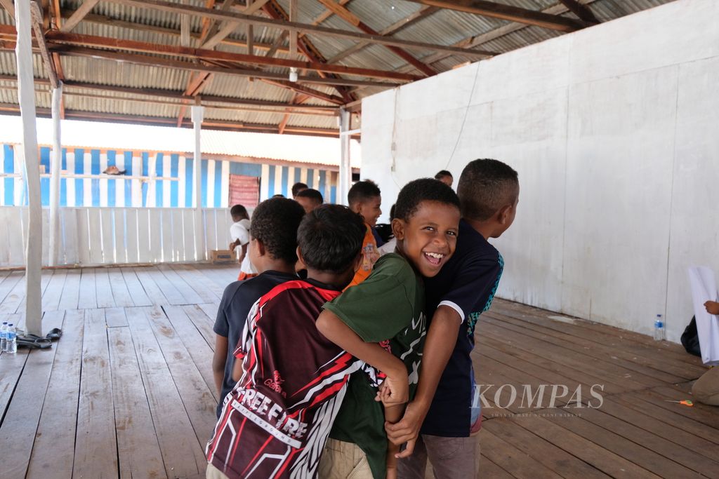 Sejumlah anak bermain bersama pada Rabu (30/8/2023) di Kampung Ayapo, Distrik Sentani Timur, Kabupaten Jayapura, Papua.