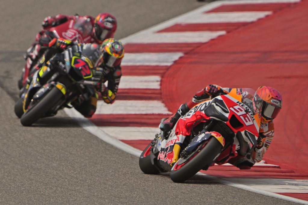 Pebalap Honda, Marc Marquez (depan), memacu motornya saat latihan bebas pertama balap MotoGP seri India di Sirkuit Buddh, Greater Noida, India, Jumat (22/9/2023).