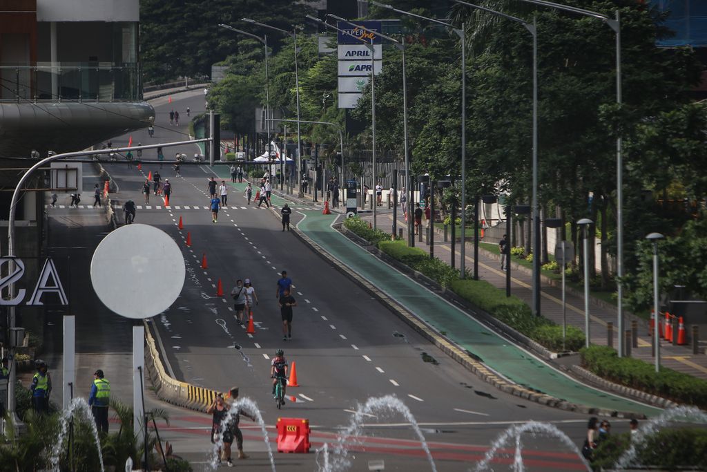 Suasana lengang saat hari bebas kendaraan bermotor (HBKB) di Jalan Jenderal Sudirman, Jakarta, Minggu (26/3/2023). Pemerintah Provinsi DKI Jakarta tetap menggelar HBKB selama Ramadhan. Meski demikian, HBKB di kawasan Sudirman, Thamrin, dan Bundaran HI berlangsung lengang.