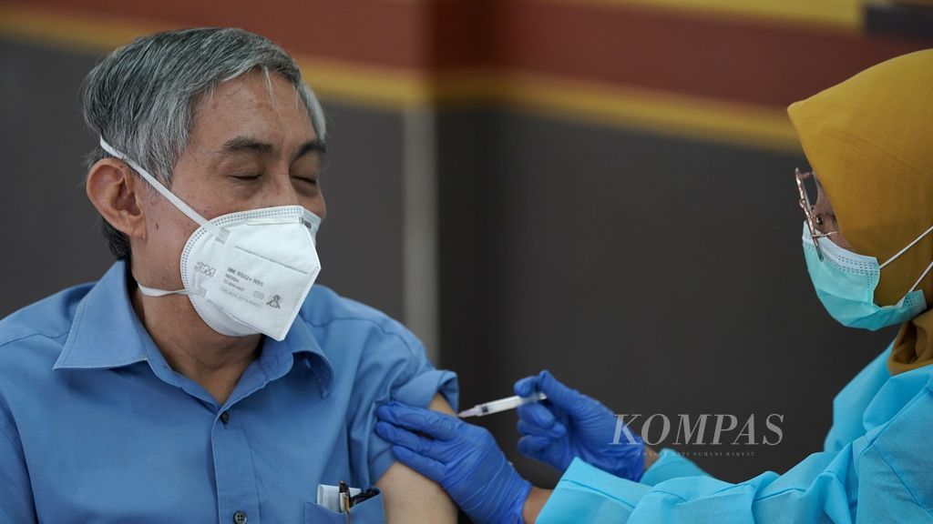 Warga lansia mengikuti vaksin penguat kedua di Gelanggang Olahraga Pulogadung, Jakarta Timur, Kamis (24/11/2022). 