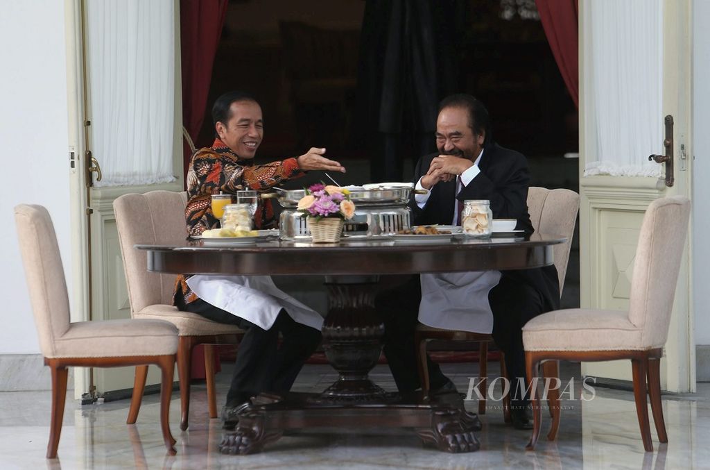 Presiden Joko Widodo dan Ketua Umum Partai Nasional Demokrat Surya Paloh saat menikmati makan pagi bersama di Beranda Belakang Istana Merdeka, Jakarta, Selasa (22/11/2016). Hari itu presiden melanjutkan konsolidasi politiknya dengan bertemu dengan sejumlah pimpinan partai politik di Indonesia.