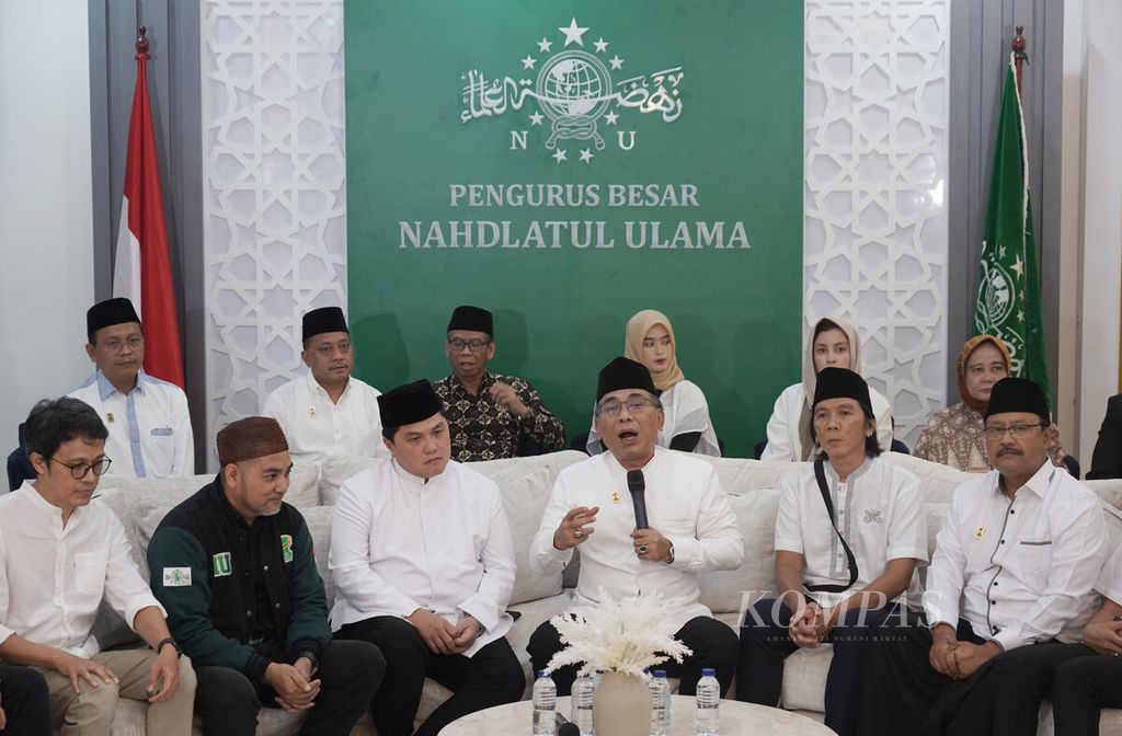 General Chairman of the Nahdlatul Ulama Executive Board (PBNU) Yahya Cholil Staquf (third from right) with Chairman of the Steering Committee for the One Century Nahdlatul Ulama Summit Erick Thohir and other officials and several artists holding a press conference for the One Century Nahdlatul Ulama Peak Reception at the PBNU Headquarters, Jakarta , Friday (27/1/2023).