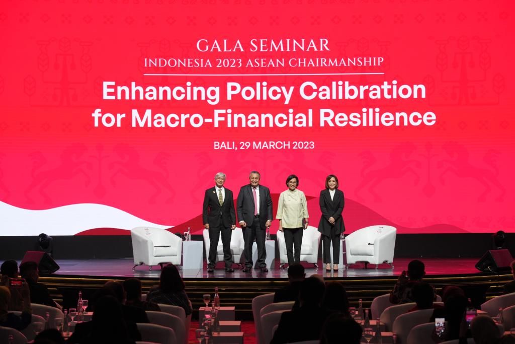 (Dari kiri ke kanan) Gubernur Bank Sentral Filipina Felipe M Medalla, Gubernur Bank Indonesia Perry Warjiyo, dan Menteri Keuangan RI Sri Mulyani Indrawati menjadi pembicara dalam Gala Seminar Keketuaan ASEAN Indonesia 2023 bertajuk Meningkatkan Kalibrasi Kebijakan untuk Ketahanan Keuangan Makro yang digelar secara hibrida, Rabu (29/3/2023).