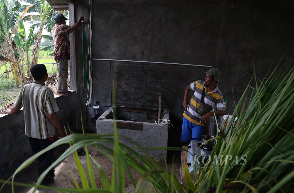 Anggota Kelompok Tani Kismousodo saat akan kembali mengaktifkan instalasi biogas untuk penerangan listrik dan memasak di Desa Kuripan, Kecamatan Karangawen, Kabupaten Demak, Jawa Tengah, Selasa (16/9/2025). 