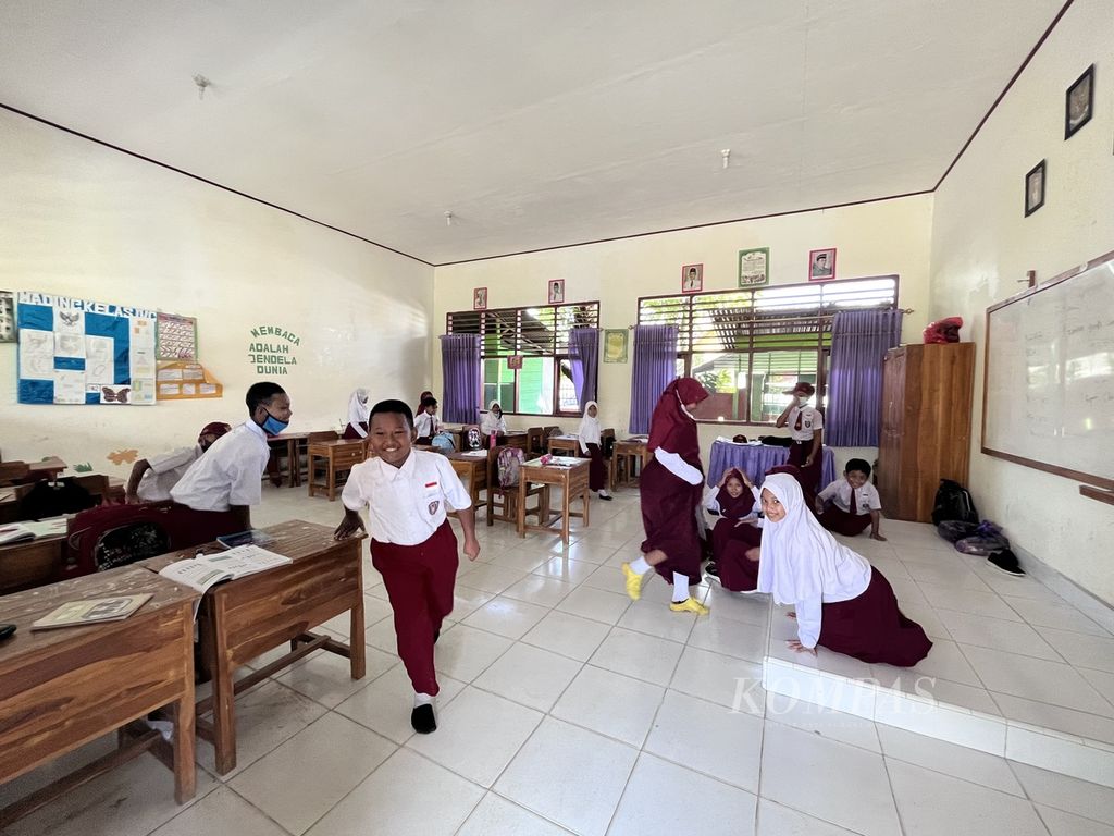 Siswa-siswi SD di Kendari, Sultra, bermain di kelas tanpa protokol kesehatan yang ketat, Selasa (10/5/2022). Kasus hepatitis akut yang menyerang anak-anak bermunculan di banyak tempat di Jawa. Meski begitu, pihak sekolah di Kendari belum mendapatkan pemahaman menyeluruh terkait kasus ini dan melaksanakan pembelajaran normal. 