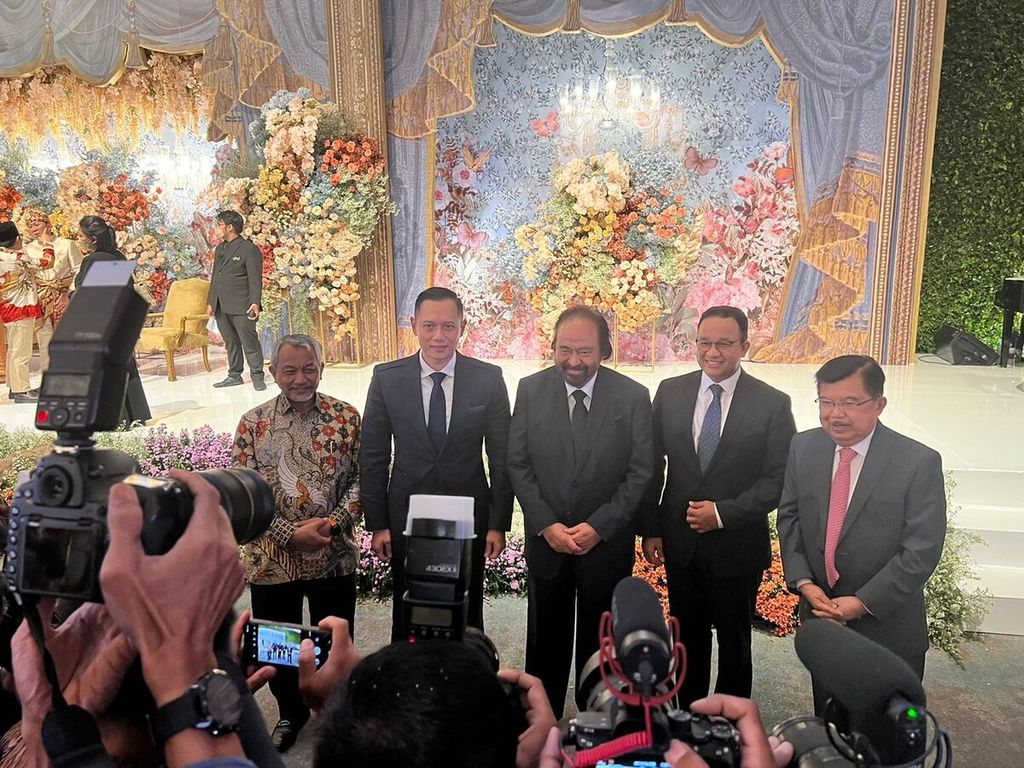 Gubernur DKI Jakarta Anies Baswedan bertemu dengan Ketua Umum Demokrat Agus Harimurti Yudhoyono, Wapres ke-10 dan ke-12 RI Jusuf Kalla, Ketua Umum Nasdem Surya Paloh, dan Presiden PKS Ahmad Syaikhu, di acara pernikahan anak dari anggota DPR Fraksi Nasdem, Sugeng Suparwoto, 18 September 2022.