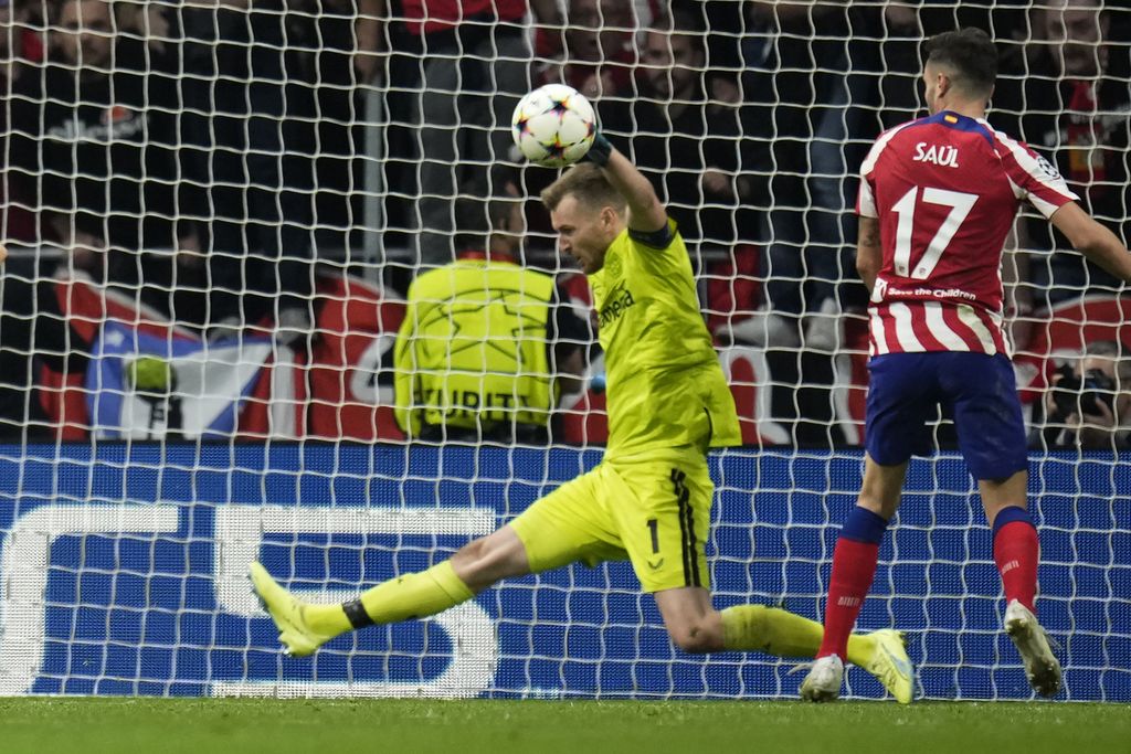 Kiper Bayer Leverkusen, Lukas Hradecky (kiri), melakukan penyelamatan saat menghadapi Atletico Madrid pada laga penyisihan grup Liga Champions Eropa di Stadion Civitas Metropolitano, Madrid, Spanyol, Kamis (27/10/2022). Atletico akan menjamu Barcelona pada laga Liga Spanyol, Senin (9/1/2023) dini hari WIB.