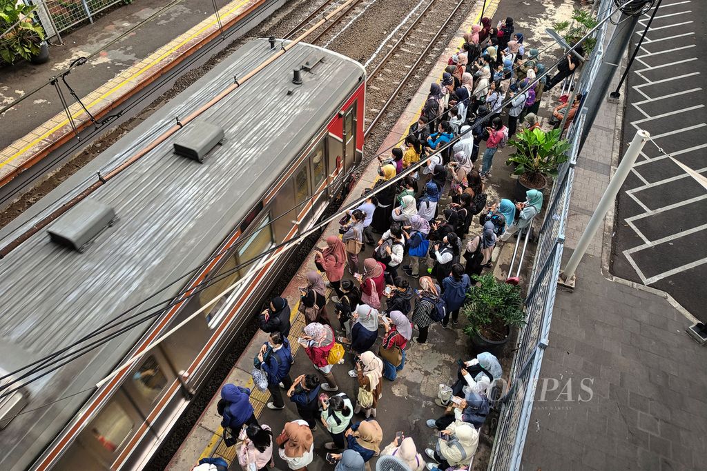 Calon penumpang KRL Jabodetabek bersiap naik kereta di Stasiun Palmerah, Jakarta, Senin (2/9/2024). 