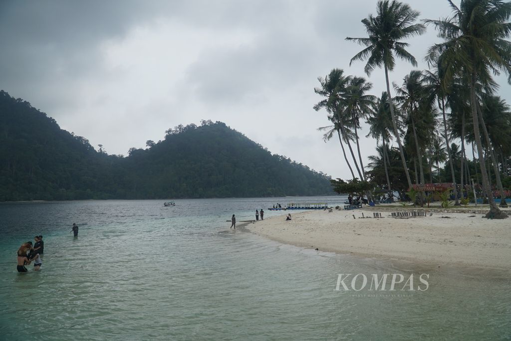 Pengunjung tengah beraktivitas di pantai Pulau Pasumpahan, Kelurahan Teluk Kabung Selatan, Kecamatan Bungus Teluk Kabung, Kota Padang, Sumatera Barat, Minggu (8/10/2023). 