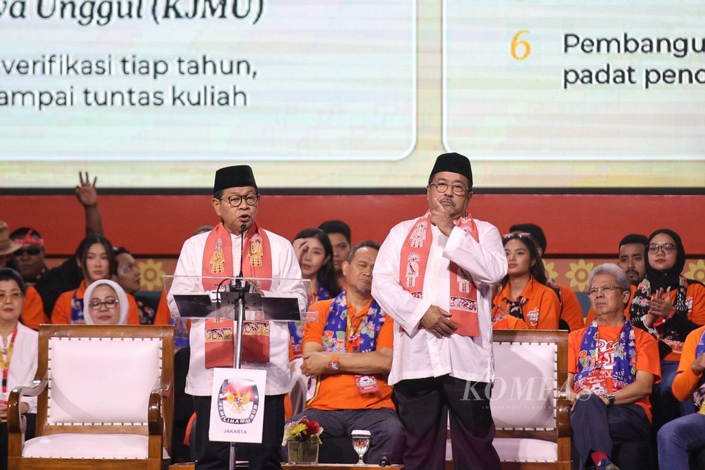 Calon gubernur DKI Jakarta nomor urut 3, Pramono Anung (kiri), berbicara di acara Debat Kedua Pilkada DKI Jakarta 2024 didampingi calon wakil gubernur Rano Karno di Beach City International Stadium (BCIS), Ancol, Jakarta Utara, Minggu (27/10/2024). 