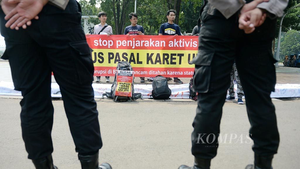 https://assetd.kompas.id/aofQfrZ9cxrax9vewiEEgHgQrkA=/1024x576/filters:watermark(https://cdn-content.kompas.id/umum/kompas_main_logo.png,-16p,-13p,0)/https%3A%2F%2Fkompas.id%2Fwp-content%2Fuploads%2F2019%2F01%2F20190108_PASAL-KARET-UU-ITE_B_web_1546929557.jpg