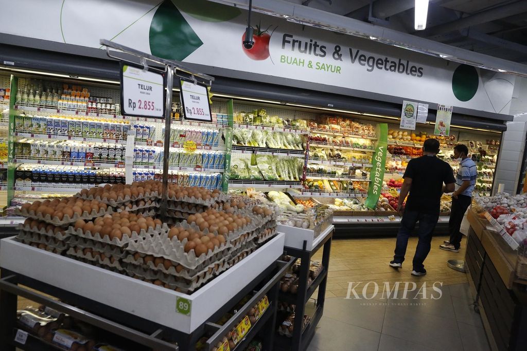 Pengunjung berbelanja kebutuhan rumah tangga di Foodmart, Plaza Semanggi, Setiabudi, Jakarta, Senin (6/2/2023). Perekonomian Indonesia mencatatkan pertumbuhan sebesar 5,31 persen secara kumulatif sepanjang 2022. Konsumsi rumah tangga yang biasanya menjadi penopang pertumbuhan ekonomi, saat ini belum pulih. Lemahnya daya beli masyarakat karena pandemi Covid-19 menjadi penyebabnya. 