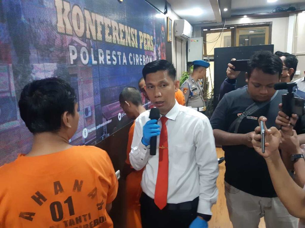Kepala Satreskrim Polresta Cirebon Komisaris Anton (baju putih) memaparkan pengungkapan kasus pencurian dengan kekerasan, Senin (27/3/2023), di Markas Polresta Cirebon, Kabupaten Cirebon, Jawa Barat. Polisi menangkap komplotan pencuri minimarket di Cirebon.