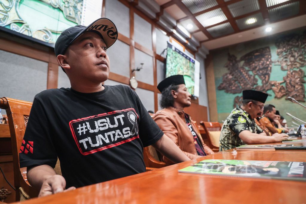 Keluarga korban tragedi Kanjuruhan mengikuti rapat dengar pendapat dengan Komisi X DPR di Kompleks Parlemen, Senayan, Jakarta, Rabu (18/1/2023). Keluarga korban yang didampingi pimpinan DPRD Kota Malang mengadu tentang kejelasan kasus tewasnya 135 Aremania saat menyaksikan laga melawan Persebaya di Stadion Kanjuruhan 1 Oktober 2022, akibat berdesak-desakan setelah aparat keamanan menembakkan gas air mata ke tribune yang penuh penonton. Keluarga korban menuntut keadilan dalam kasus tersebut.