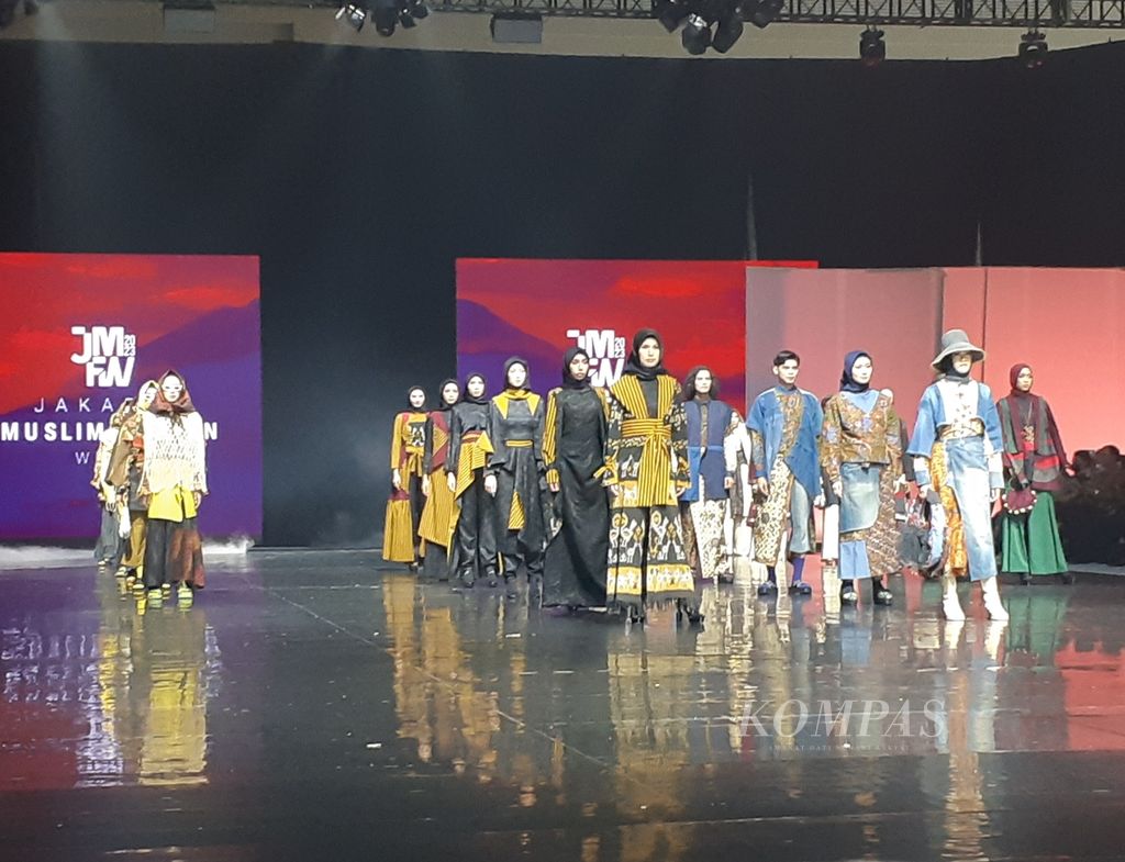 Para model menampilkan busana muslim rancangan siswa dan mahasiswa pendidikan vokasi di ajang Jakarta Muslim Fashion Week (JMFW) 2022 di ICE BSD Tangerang, Sabtu (22/10/2022).