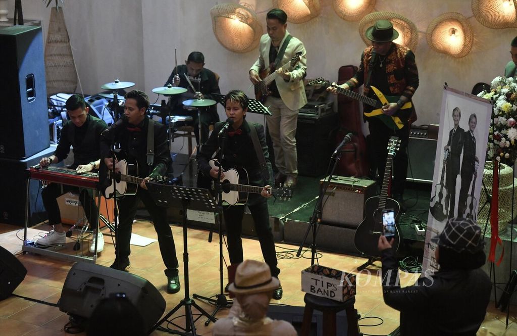  Penampilan duet penyanyi kembar Fauzi dan Fauzan di bar dan restoran Rarampa, Jakarta Selatan, Jumat (23/9/2022). Keduanya membawakan nomor-nomor hit dari kelompok legendaris asal Amerika Serikat, The Everly Brothers, yang terdiri dari dua bersaudara Phil Everly dan Don Everly. 