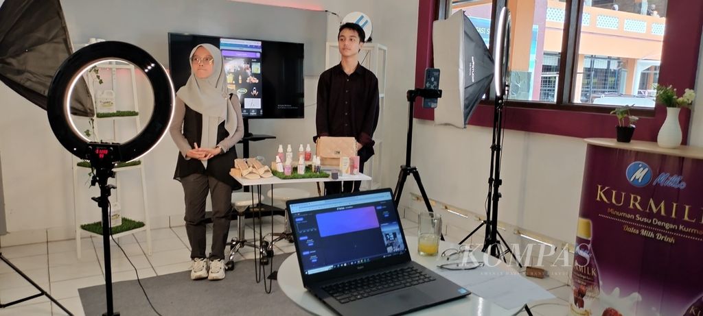 Pendidikan voaksi terus bertransformasi untuk meningkatkan mutu pembelajaran yang relevan dengan dunia usaha dan dunia industri. Di SMK Wikrama Bogor, seperti terlihat Kamis (26/1/2023), siswa jurusan pemasaran pun dilatih untuk menguasai kompetensi penjualan secara daring, salah satunya "live streaming" di media sosial, untuk meningaktkan penjualan "online".