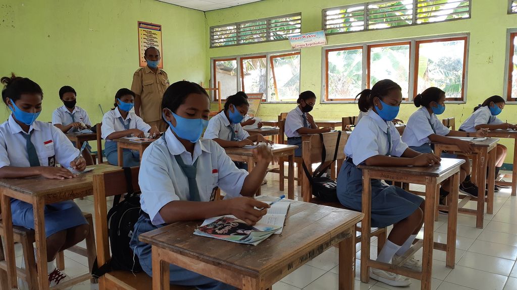 Kegiatan belajar mengajar di SMA Negeri Bolan, Kabupaten Malaka, NTT.