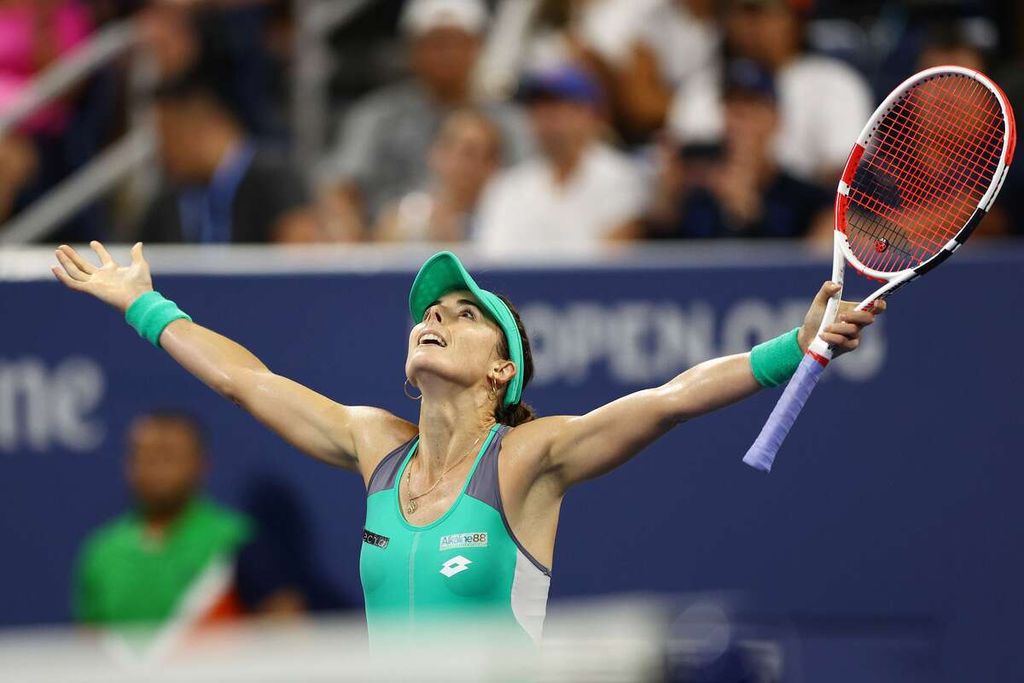 Petenis Perancis Alize Cornet merayakan kemenangannya atas petenis Inggris Emma Raducanu pada pertandingan babak pertama AS Terbuka di Stadion Louis Armstrong, Pusat Tenis Nasional Billie Jean King, Flushing Meadows, New York, Selasa (30/8/2022) waktu setempat atau Rabu pagi WIB. Cornet menang, 6-3, 6-3. 