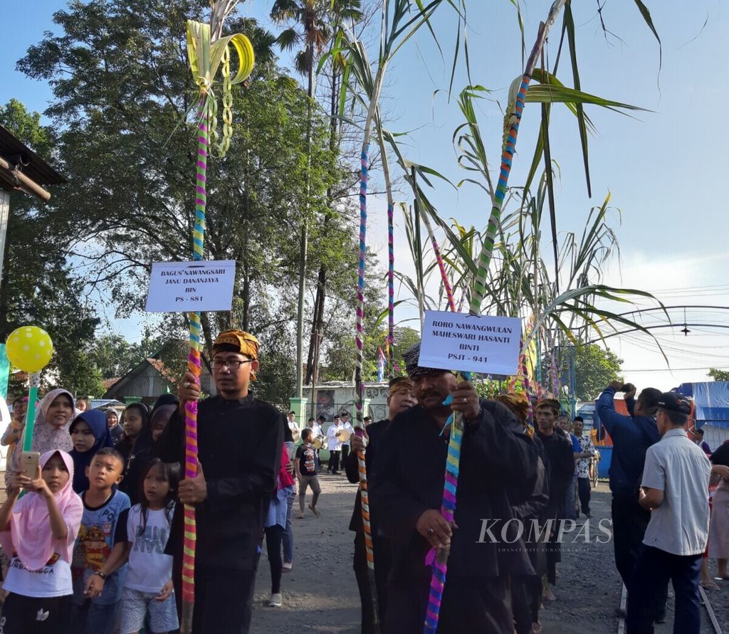 Para petani tebu dan karyawan Pabrik Gula Pangka membawa masing-masing satu tebu dalam perarakan Tebu Temanten. Mereka adalah orang-orang yang setia berikhtiar di jalan gula.