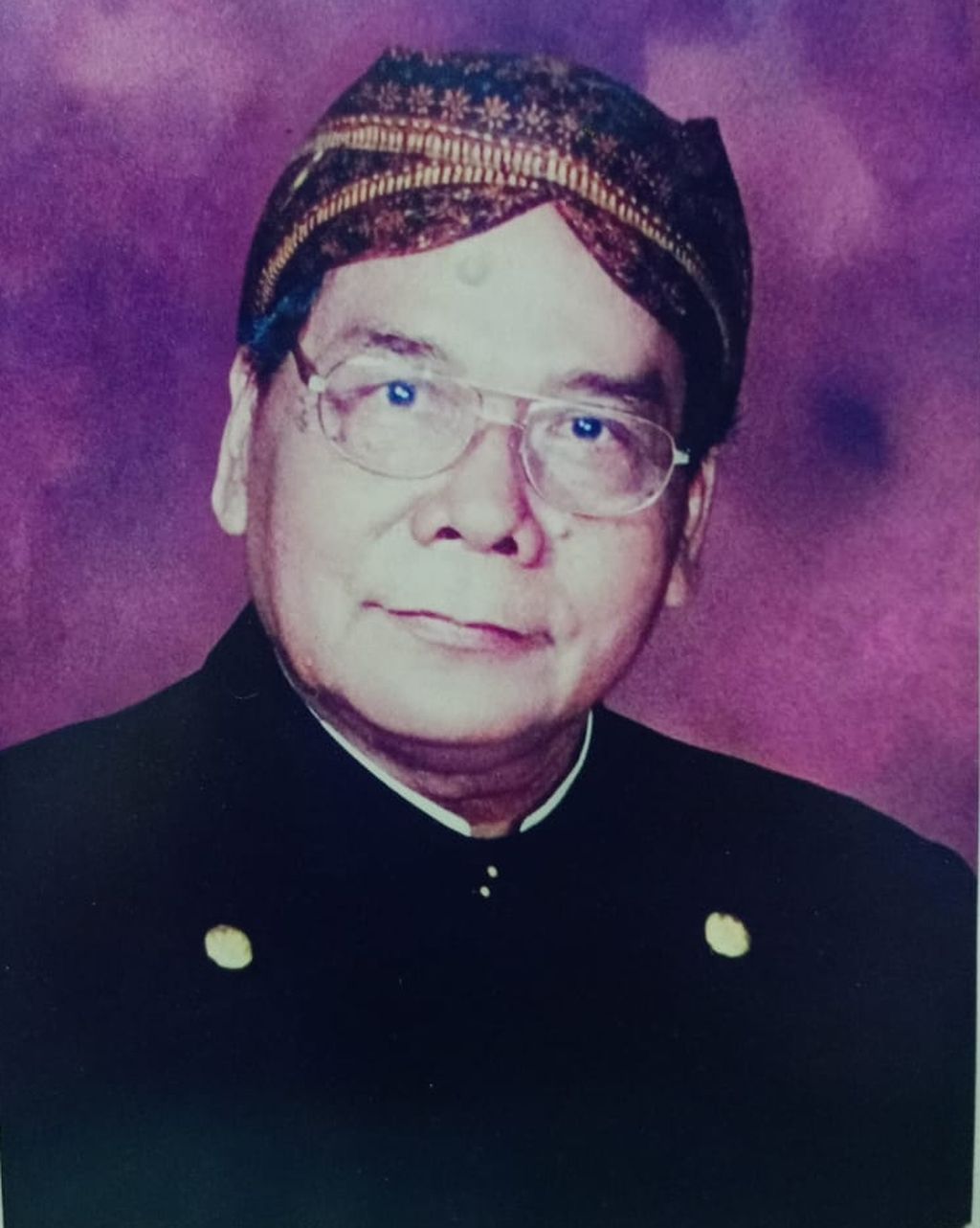 Former photojournalist for the daily <i>Kompas</i>, JB Suratno