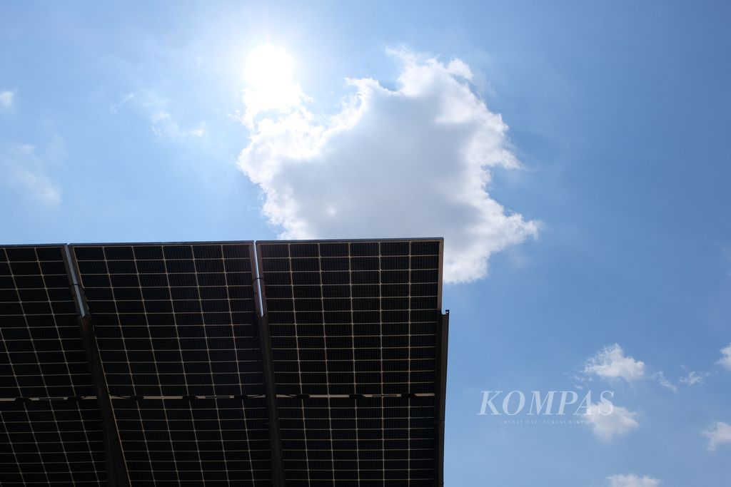 <i>Solar farm</i> di kawasan pabrik SIG di Rayong, Thailand, Kamis (24/3/2023). Perusahaan pengemasan aseptik ini memasang 12.350 panel surya dengan kapasitas 5.675 megawatt per jam (MWh) di area seluas 40.064 meter persegi di pabrik di Rayong.