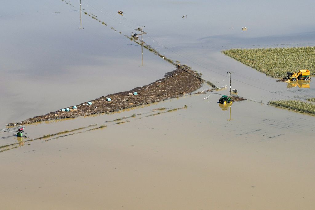 Foto udara menunjukkan kerusakan yang ditinggalkan topan Gabrielle di Esk Valley dekat Napier, Selandia Baru, 18 Februari 2023. 