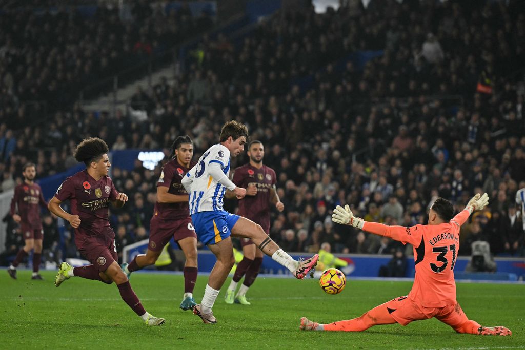 Gelandang Brighton Matt ORiley (tengah) membobol gawang Manchester City yang dijaga Ederson pada laga Liga Inggris di Brighton, Minggu (10/11/2024) dini hari WIB. 