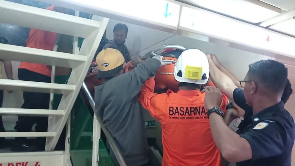 Tim SAR gabungan yang mengevakuasi korban longsor Pulau Serasan, Natuna, Kepulauan Riau, tiba di Pelabuhan Dwikora Pontianak, Kalimantan Barat, Selasa (7/3/2023).