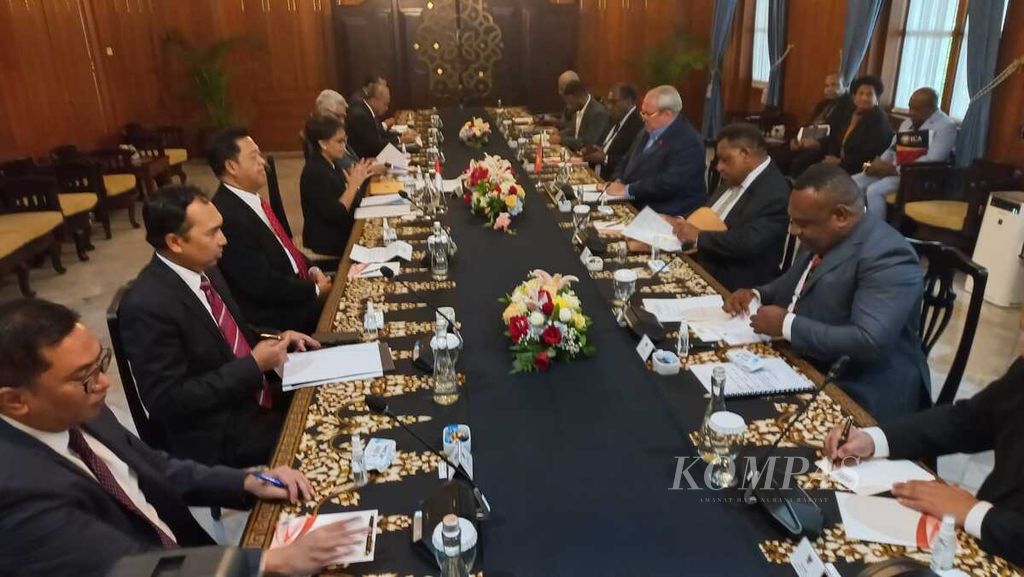  Menteri Luar Negeri Retno LP Marsudi saat menggelar pertemuan bilateral dengan mitranya Menlu Papua Niugini Justin Tksatchenko, Selasa (21/3/2023) di Gedung Pancasila, Kementerian Luar Negeri, Jakarta.