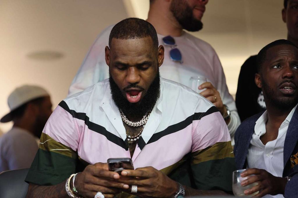 Reaksi bintang Los Angeles Lakers, LeBron James, saat menyaksikan laga Super Bowl LVI antara Los Angeles Rams dan Cincinnati Bengals di Stadion SoFi, Inglewood, California, AS, 13 Februari 2022. Sehari sebelumnya, James menjadi pencetak angka terbanyak NBA, 44.157 poin, melampaui rekor legenda NBA Kareem Abdul-Jabbar.