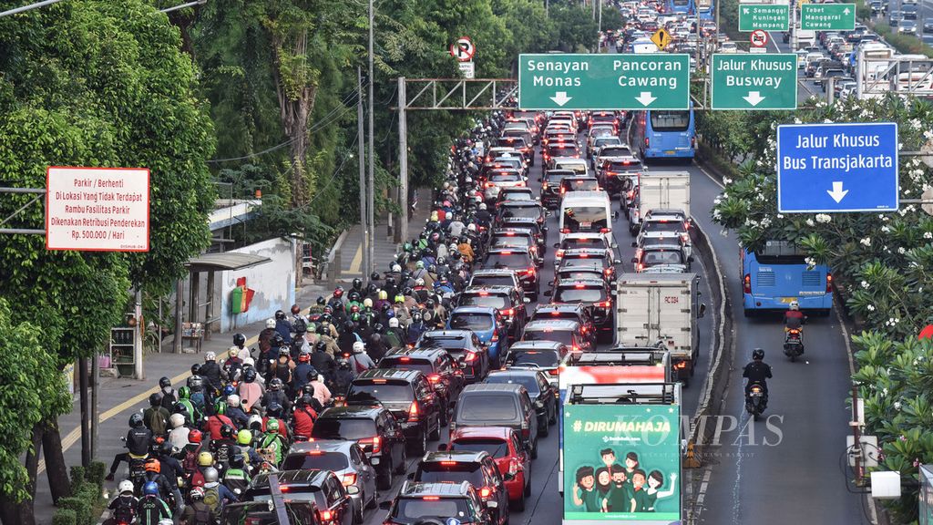 Pengendara dari arah Senayan menuju Cawang terjebak kemacetan di Jalan Gatoto Subroto, Jakarta, saat jam pulang kerja, Senin (8/6/2020). 