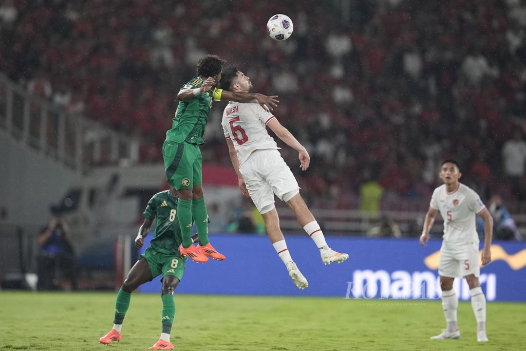 Pemain Indonesia, Sandy Walsh (kanan), berebut bola dengan pemain Arab Saudi pada laga keenam Grup C putaran ketiga kualifikasi Piala Dunia zona Asia di Stadion Utama Gelora Bung Karno, Jakarta, Selasa (19/11/2024). 
