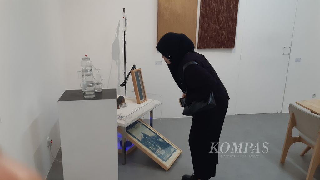 Pengunjung menikmati karya Catur Nugroho berupa seni instalasi berjudul Precious Drops (2024) dalam pameran bertajuk ”Relational Dreams” di Galeri Vicevirtue, Jakarta. Pameran berlangsung 16 Januari hingga 16 Februari 2025.