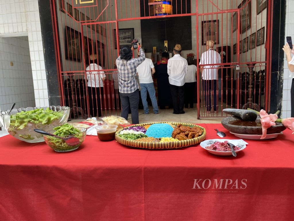 Rujak pare dan nasi ulam bunga telang dihidangkan dalam peringatan Tragedi Mei 1998 di Boen Hian Tong, Kelurahan Kranggan, Kecamatan Semarang Tengah, Kota Semarang, Jawa Tengah, Minggu (21/5/2023). Rujak pare merupakan simbol kepahitan yang dialami para korban dalam Tragedi Mei 1998. 