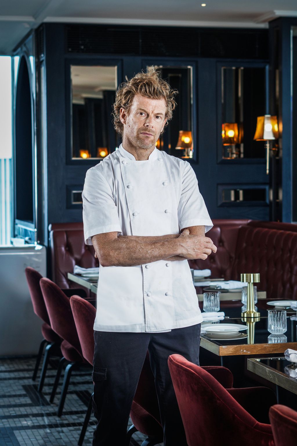 Chef Tom Aikens di dapur terbuka Toms by Tom Aikens di Hotel Langham, Jakarta.