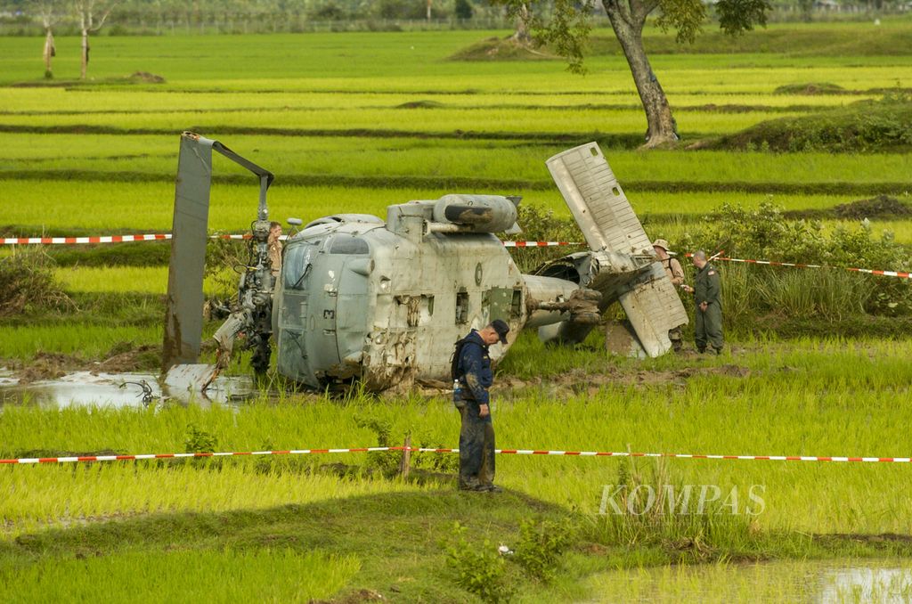 Heli jenis Seahawk milik angkatan laut Amerika Serikat yang digunakan untuk evakuasi bencana Tsunami, sekitar pukul 07.15 WIB, jatuh di lahan persawahan tak jauh dari Bandara Sultan Iskandar Muda, Banda Aceh, Senin (10/01/2005). Dalam kecelakaan tersebut, 10 penumpang selamat. 