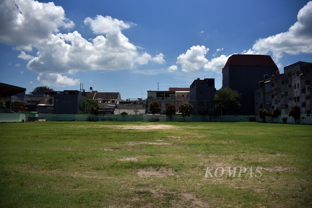 Lapangan yang tidak rata di Stadion Voetbalbond Indonesische Jacatra (VIJ) di kawasan Petojo, Cideng, Jakarta Pusat, Rabu (12/4/2023). Stadion VIJ pernah menjadi kandang klub VIJ yang berdiri pada 1928 dan menjadi embrio atau cikal-bakal Persija Jakarta pada 1950. Dahulu, VIJ lahir sebagai lambang perlawanan terhadap penindasan dan diskriminasi penjajah di Jakarta. Sayangnya, nilai sejarah itu mulai memudar seiring dengan terbengkalainya Stadion VIJ, hilangnya stadion-stadion bersejarah lain, dan terusirnya Persija dari tanah kelahirannya. (KOMPAS/ADRIAN FAJRIANSYAH)