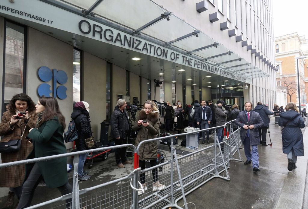 Dalam foto pada Maret 2020 ini terlihat kantor pusat OPEC di Vienna, Austria. Pada 3 Agustus 2022, OPEC dan mitranya mengumumkan kenaikan produksi 100.000 barel per hari selama September 2022. Kenaikan itu di bawah harapan pasar 