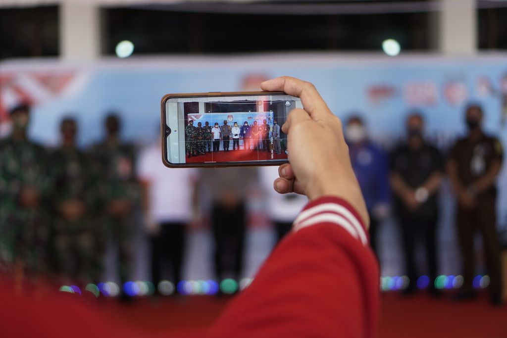 Penyelenggara pilkada, peserta pilkada, dan forum komunikasi pimpinan daerah Kota Balikpapan berfoto bersama usai kegiatan pengundian posisi surat suara di Pilkada 2020 di Kantor KPU Balikpapan, Kalimantan Timur, pada 24 September 2020.