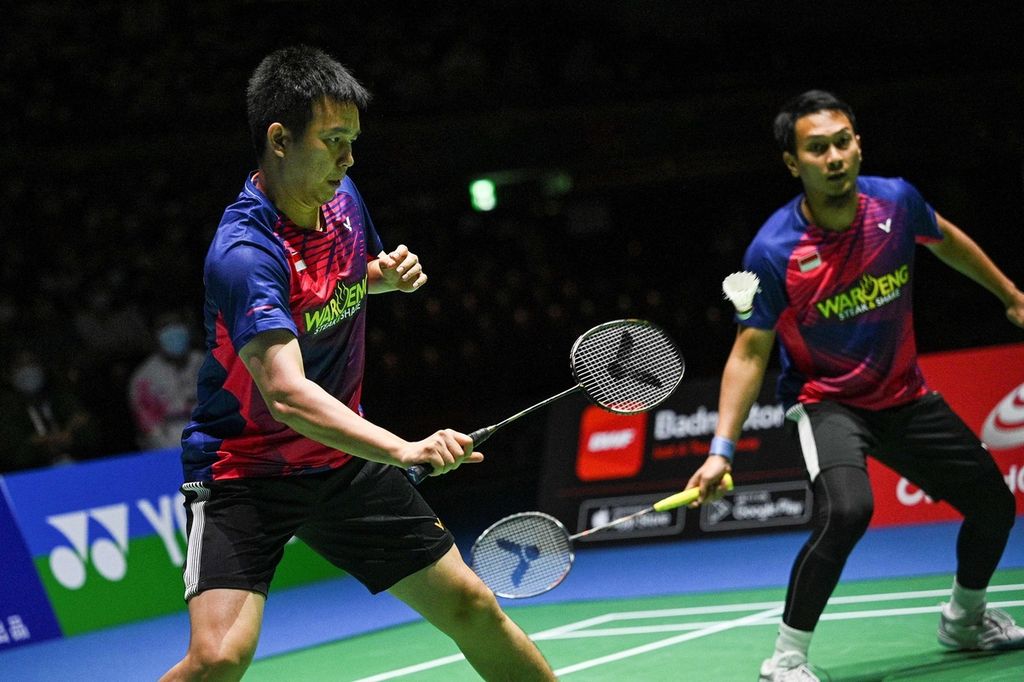 Ganda putra Indonesia, Mohammad Ahsan dan Hendra Setiawan (kiri), mengembalikan kok saat melawan pasangan Malaysia, Aaron Chia/Soh Wooi Yik, pada final Kejuaraan Dunia Bulu Tangkis 2022 di Tokyo Metropolitan Gymnasium, Tokyo, Jepang, Minggu (28/8/2022), Hendra/Ahsan dikalahkan Chia/Soh, 19-21, 14-21.