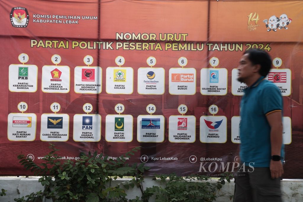 Baliho daftar partai politik peserta Pemilu 2024 beserta nomor urutnya dipasang di depan kantor KPU Kabupaten Lebak, Banten, Minggu (17/9/2023).