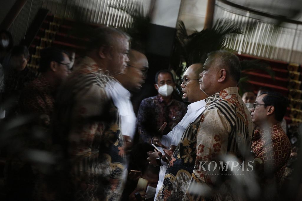 Kepala PPATK Ivan Yustiavandana (kemeja putih) menjawab pertanyaan wartawan seusai berkoordinasi dengan pejabat Kementerian Keuangan di Jakarta, Selasa (14/3/2023), terkait transaksi janggal Rp 300 triliun yang diduga dilakukan sejumlah pegawai Kemenkeu. Ivan memastikan transaksi senilai Rp 300 triliun di Kemenkeu bukan hasil penyalahgunaan atau korupsi pegawai. 