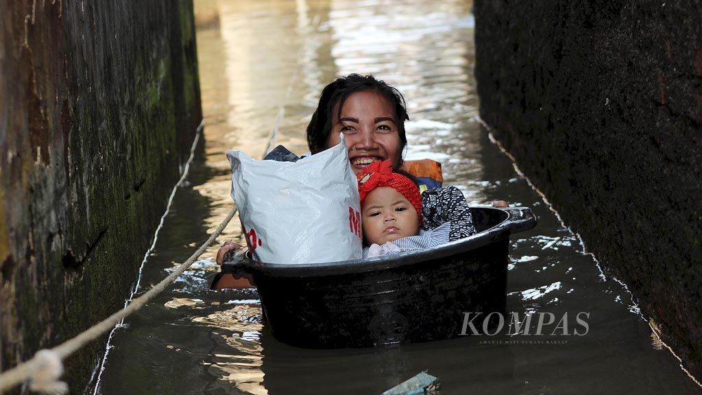 https://assetd.kompas.id/bPR5LjK1oCjQPvjFtDeyPbSGx4s=/1024x576/filters:watermark(https://cdn-content.kompas.id/umum/kompas_main_logo.png,-16p,-13p,0)/https%3A%2F%2Fkompas.id%2Fwp-content%2Fuploads%2F2019%2F04%2F20190410_BANJIR_B_web_1554895224.jpg