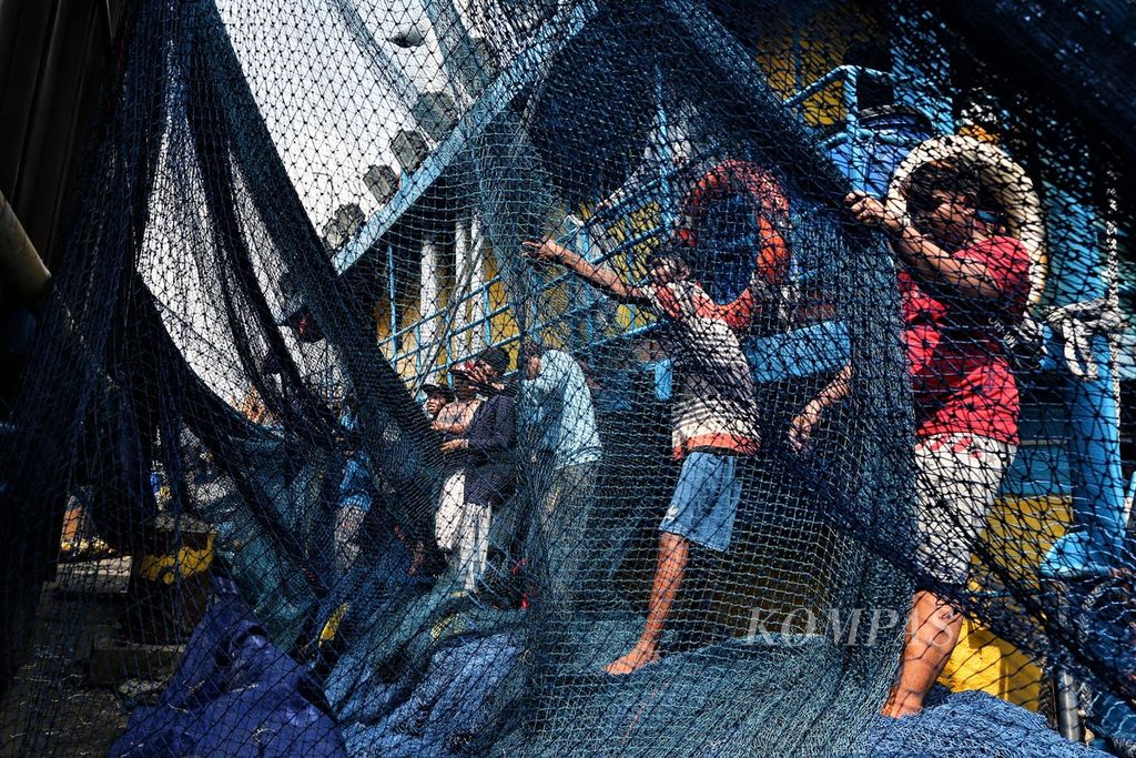 Anak buah kapal memindahkan jaring yang baru selesai diperbaiki ke dalam kapal penangkap ikan di Pelabuhan Perikanan Samudera Nizam Zachman, Muara Baru, Jakarta Utara, Rabu (18/5/2022). Kementerian Kelautan dan Perikanan mencatat nilai ekspor perikanan Indonesia pada kuartal I tahun 2022 mencapai 1,53 miliar dollar AS atau setara dengan Rp 21,95 triliun, naik 21,63 persen dibandingkan dengan periode yang sama tahun 2021.