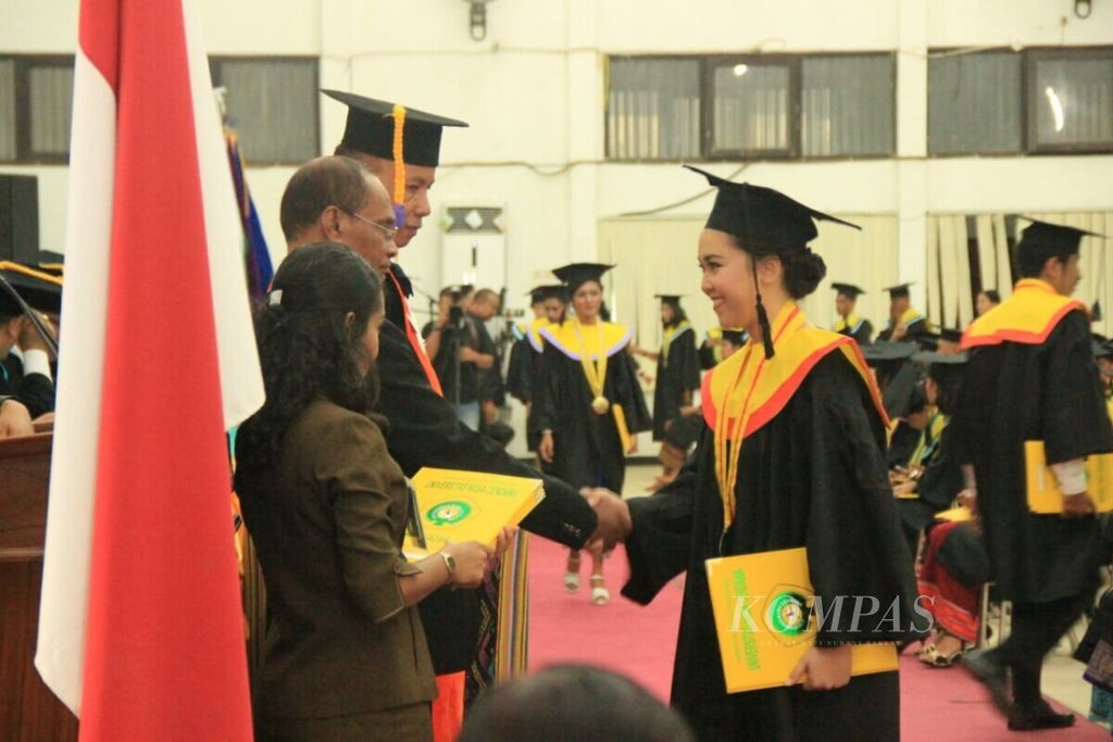 Salah satu peserta wisuda program sarjana di Undana Kupang, Senin (15/10/2018). Undana perlu berkontribusi bagi pengembangan pariwisata di NTT, termasuk TN Komodo.