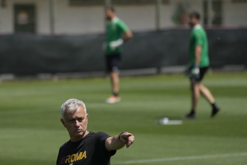 Pelatih AS Roma Jose Mourinho memberikan instruksi dalam sesi latihan di fasilitas latihan Fulvio Bernardini, Roma, Italia, Selasa (24/5/2022). AS Roma dan Feyenoord akan berlaga di final Liga Konferensi Eropa di Stadion Air Albania, Tirana, Albania, Kamis (26/5/2022) dini hari WIB.